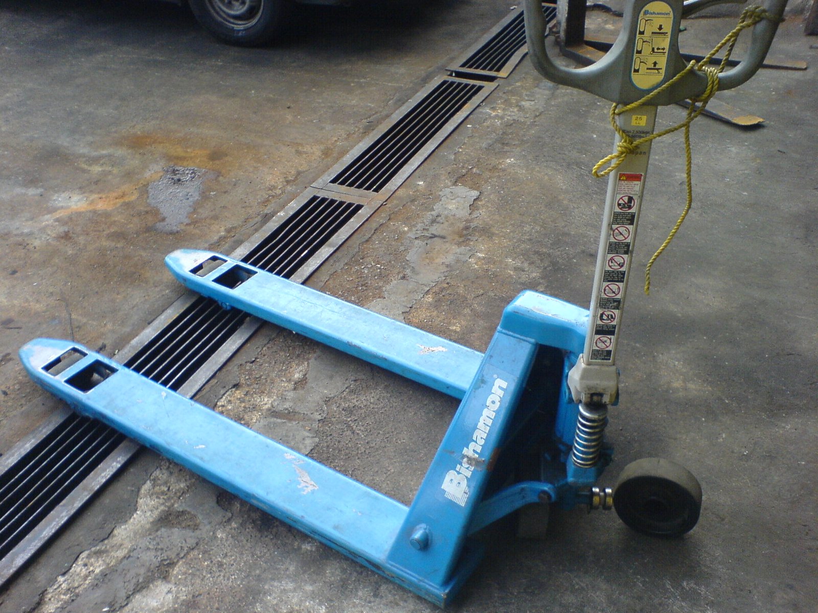 Pallet Truck tyre dropped out