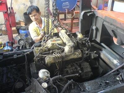 dismantling of Toyota Forklift Engine for full complete overhaul in our Workshop